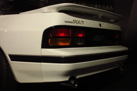 夜に輝く、RX-7のリアビュー