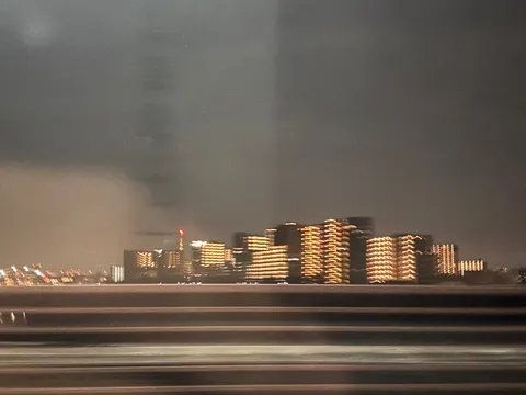 都会の夜景、雨粒の軌跡