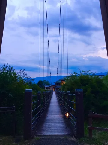 夕暮れの吊り橋、誘う小道