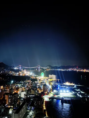 海峡に灯る夜の回廊