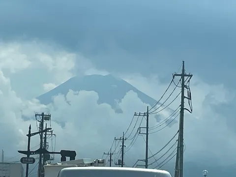 雲間に浮かぶ雄大な山並み