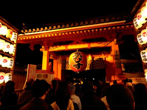 提灯が彩る夜の灯り