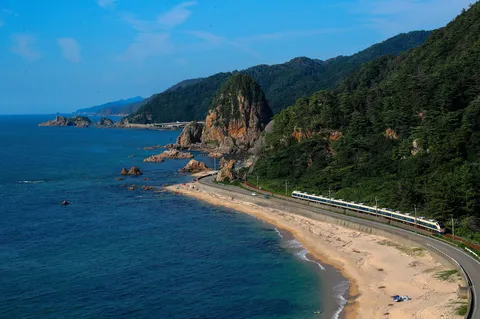 海岸線を走る青い列車