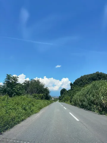 青空と長い道の静かな一日