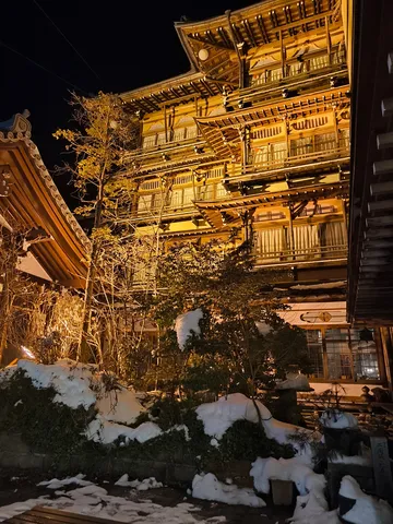 雪化粧の古都、幻想的な夜