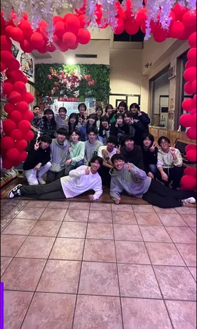 賑やかな空間で集合写真