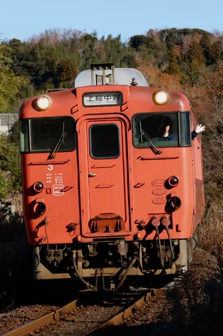 お出迎え？手を振るオレンジ車両