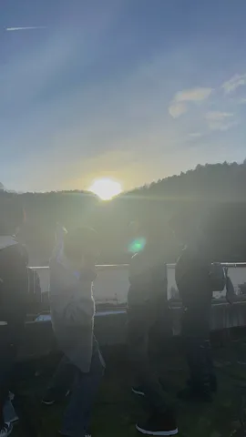 まぶしい光と集う人影