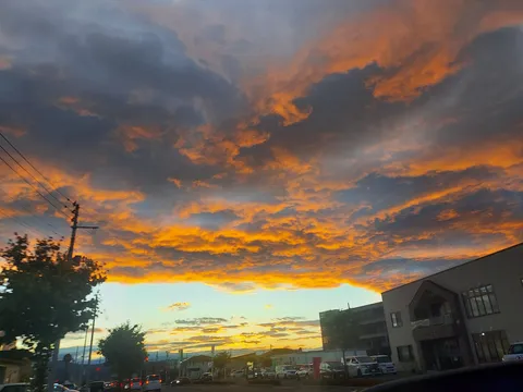夕焼けを映す雨雲