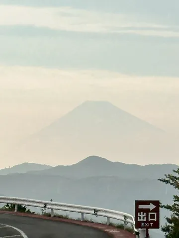 山道の先、薄霞む富士