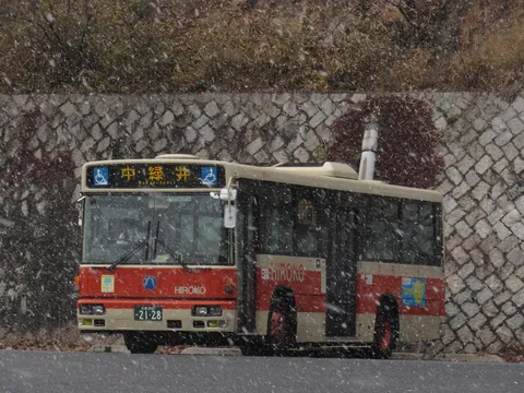 雪降る日に佇む、バスの旅