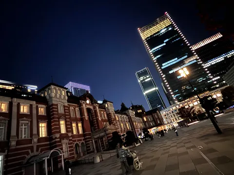 夜景に浮かぶ赤レンガの歴史