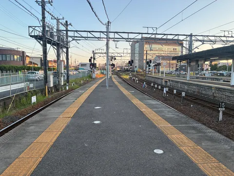 夕暮れ時の駅、旅立ちの予感