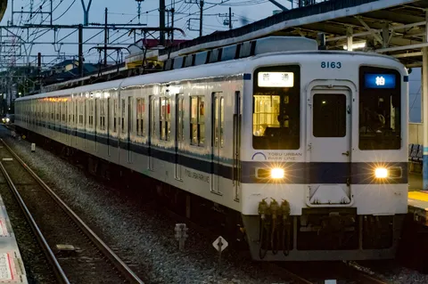 夜の帳、旅路を照らす灯り