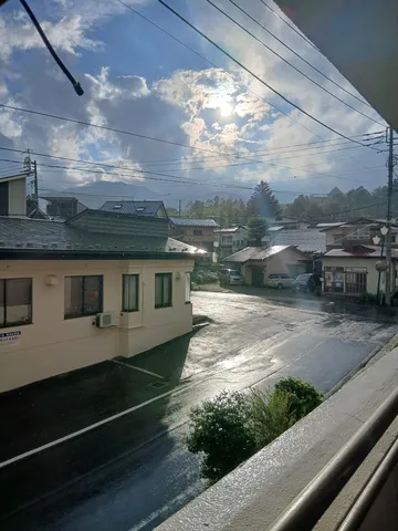 雨上がりの光と影のコントラスト