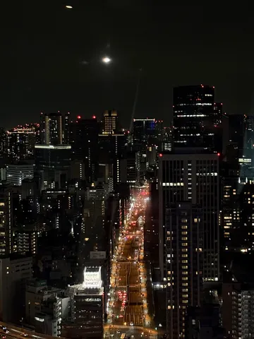 夜景の街路に光が走る