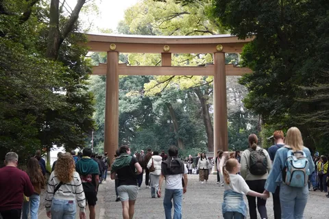 大鳥居と参拝客の列