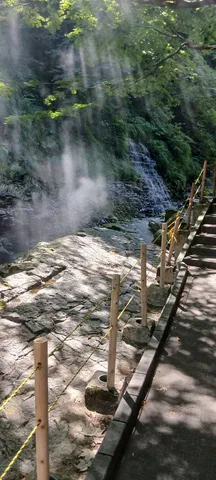 湯けむり滝、癒しの遊歩道