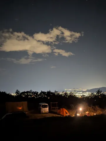 夜景を望むキャンプサイト