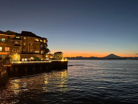 煌めく水辺と富士の夕焼け