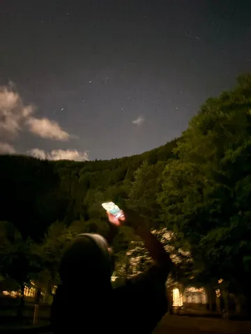 夜空とスマホの光