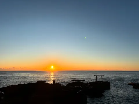 絶景の日の出と鳥居