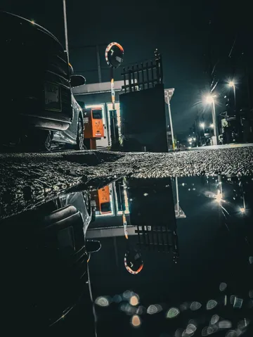夜道の水鏡に浮かぶ街の灯