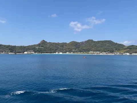 青い海と緑の島々