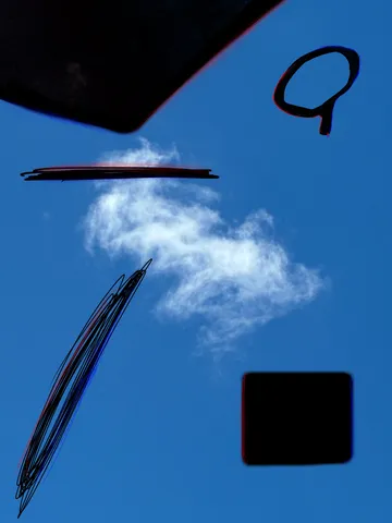 空に描かれた謎の記号たち