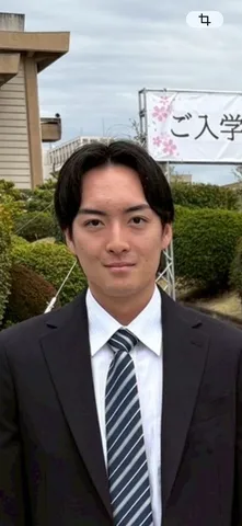 真新しい門出、希望に満ちた表情