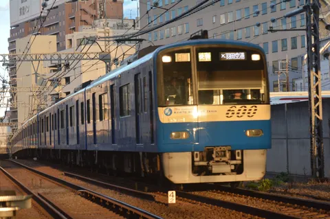 夕暮れ、電車は西へ