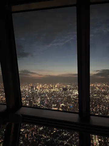 夜景に沈む、空と街の境界線