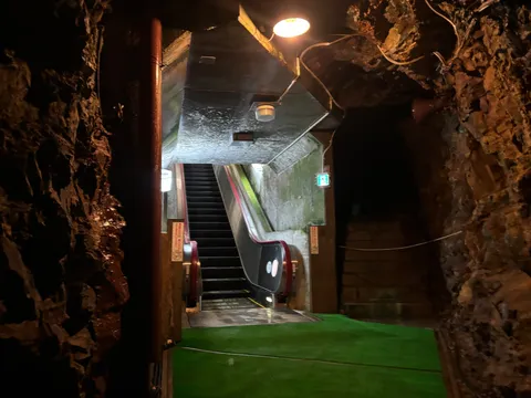 鉱山の暗闇に現るエスカレーター