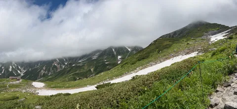 雲海に霞む高山の絶景