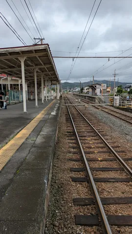 夕暮れのローカル線、雨上がりの静けさ