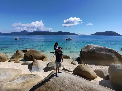 海辺の岩と夏の光