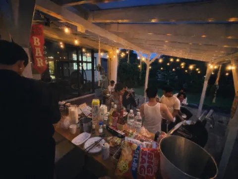 夏の夜のBBQ、電飾と賑わい