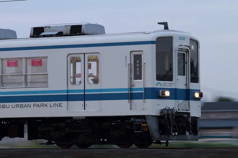 窓辺を駆ける青い列車