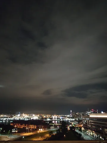 煌めく港町の夜景