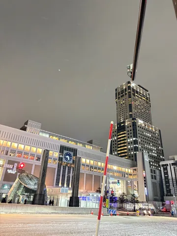 雪夜の都会、温かな光