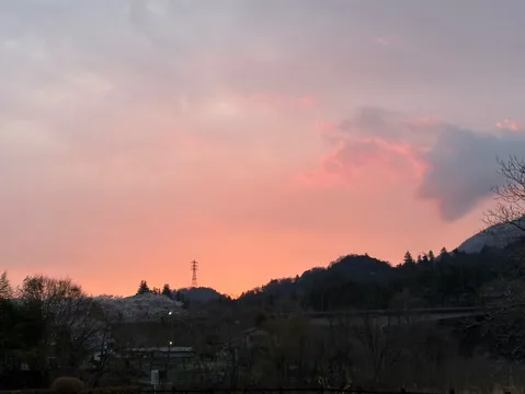 空と山、夕暮れの電力鉄塔