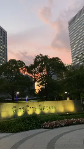 夕暮れのビル群とゲートシティ