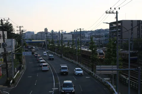 夕暮れ時の街と列車