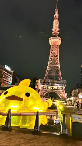 塔と黄色い光の夜