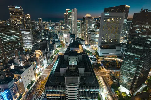眠らぬ街の、青と金