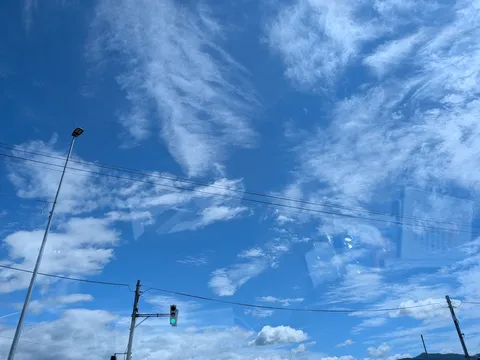 青空に広がる雲のキャンバス
