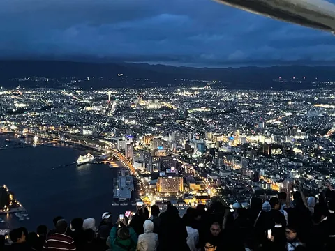 光きらめく夜景に心奪われる