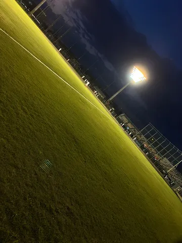 夜のグラウンドを照らす光