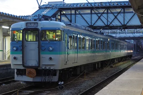 静寂の駅に佇む青い列車