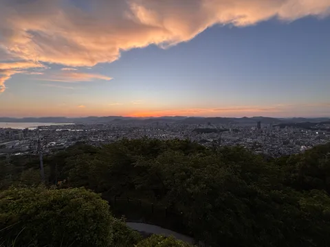 茜色に染まる街と空